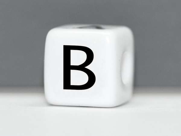 Бусина пластик Кубик буква B белая. 10 мм