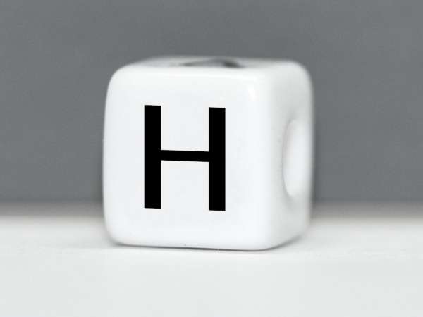 Бусина пластик Кубик буква H белая. 10 мм