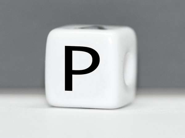 Бусина пластик Кубик буква P белая. 10 мм